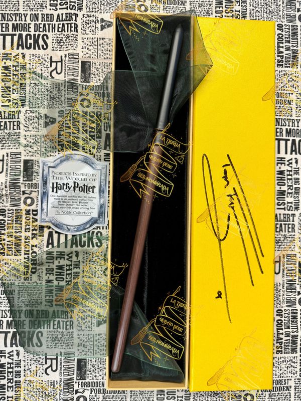 VARITA OLLIVANDERS FIRMADA POR DRACO MALFOY (TOM FELTON)