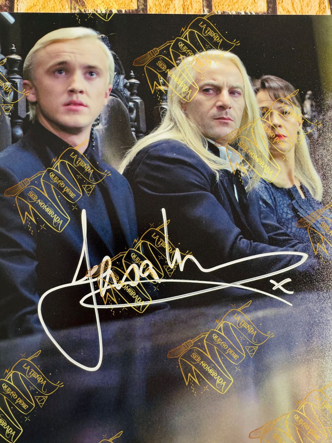 FOTOGRAFIA FIRMADA POR LUCIUS MALFOY ( JASON ISAACS)