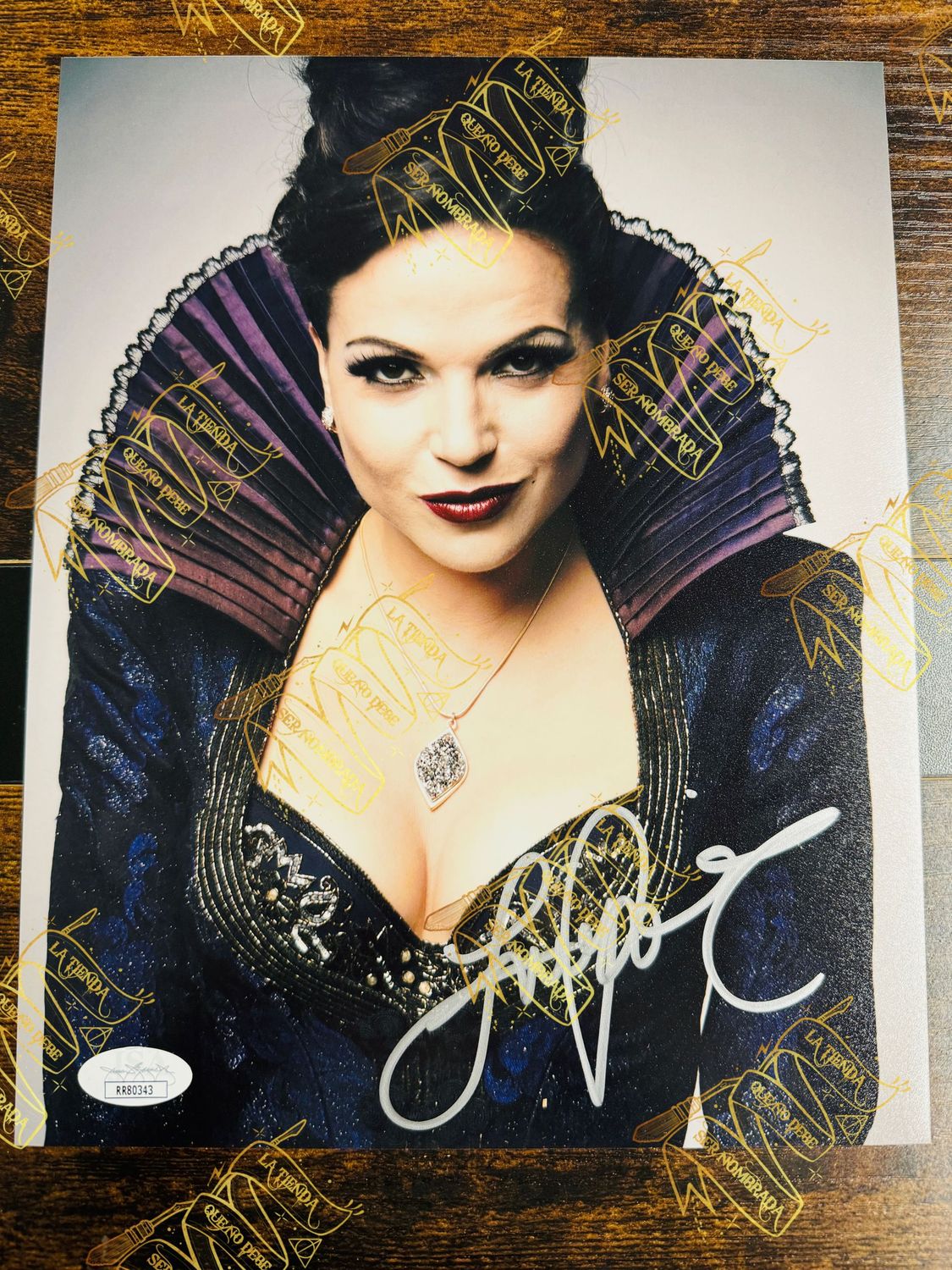 FOTOGRAFIA FIRMADA POR REGINA MILLS (LANA PARRILLA) EN LA SERIE ONCE UPON A TIME