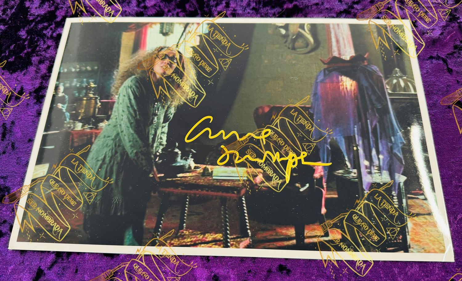 FOTOGRAFIA FIRMADA POR SYBILL TRELAWNEY (EMMA THOMPSON)