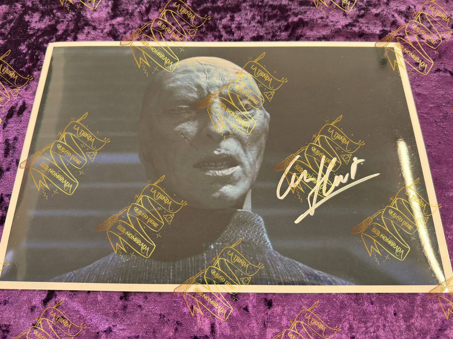 FOTOGRAFIA FIRMADA POR QUIRRELL (IAN HART)