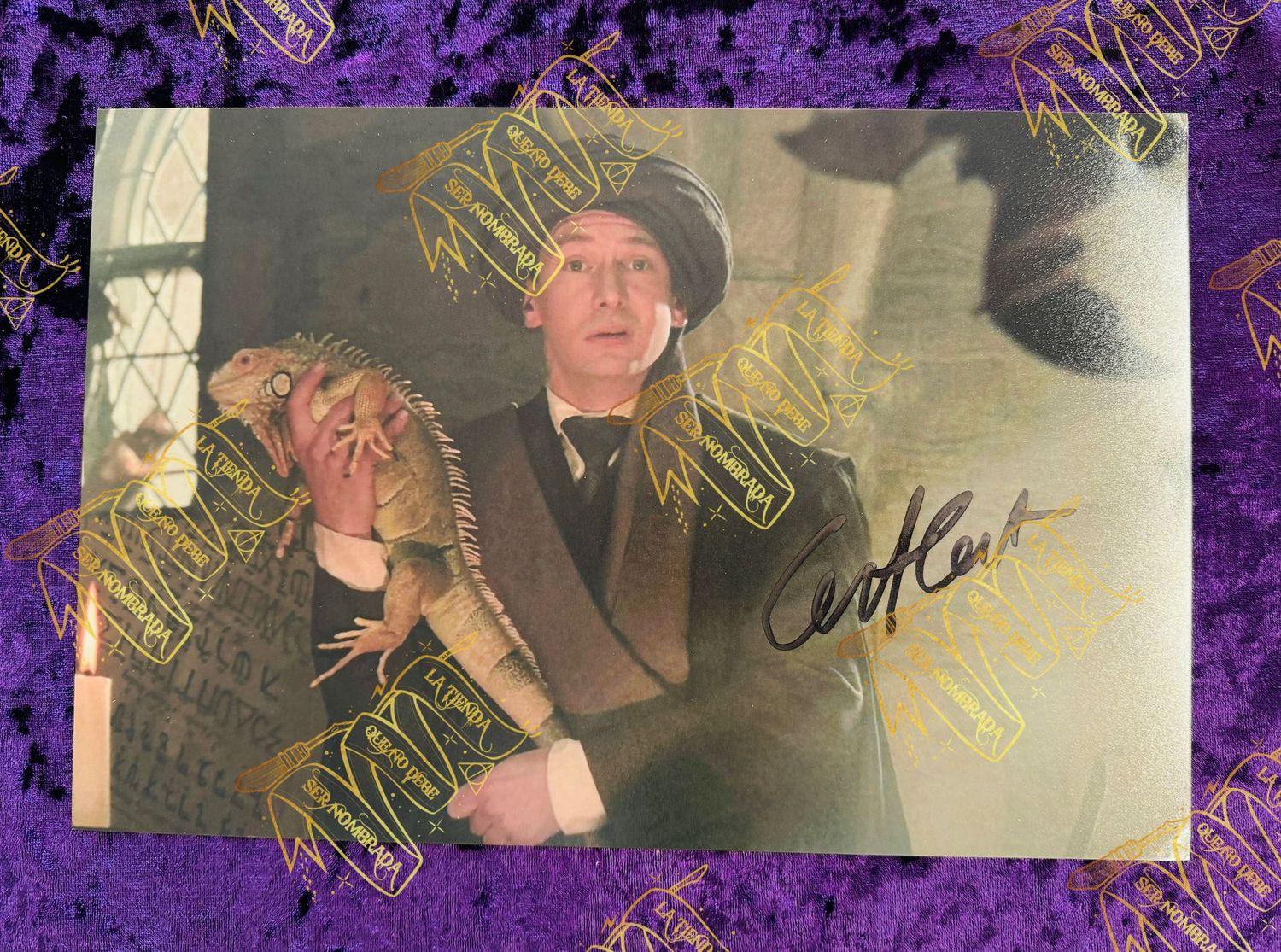 FOTOGRAFIA FIRMADA POR QUIRRELL (IAN HART)
