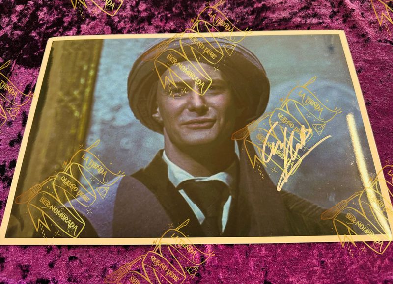 FOTOGRAFIA FIRMADA POR QUIRRELL (IAN HART)