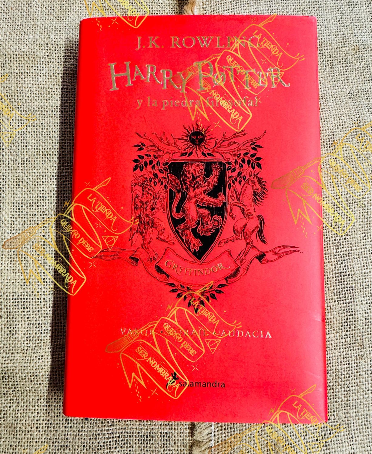LIBRO EDICION GRYFFINDOR "HARRY POTTER & LA PIEDRA FILOSOFAL FIRMADO POR OLIVER WOOD (SEAN BIGGERSTAFF)
