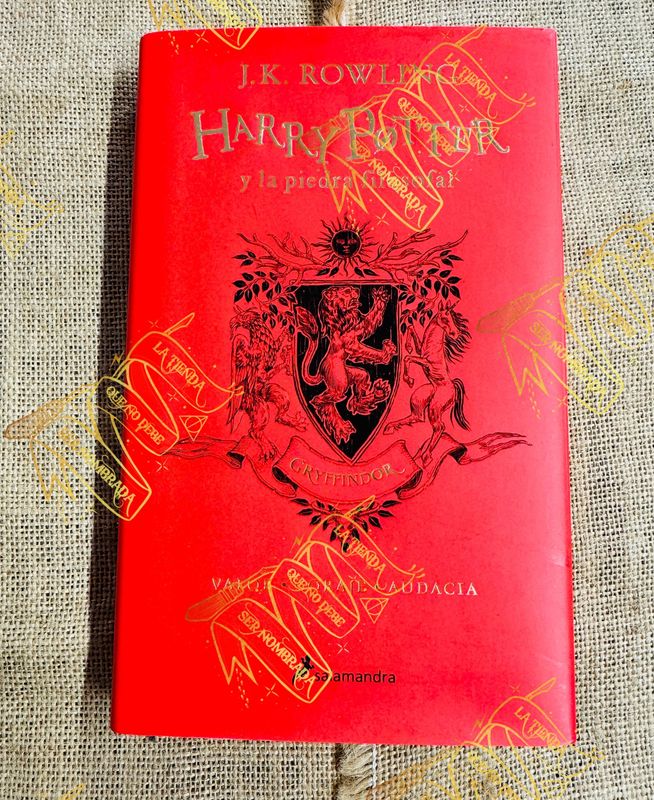 LIBRO EDICION GRYFFINDOR "HARRY POTTER & LA PIEDRA FILOSOFAL FIRMADO POR OLIVER WOOD (SEAN BIGGERSTAFF)