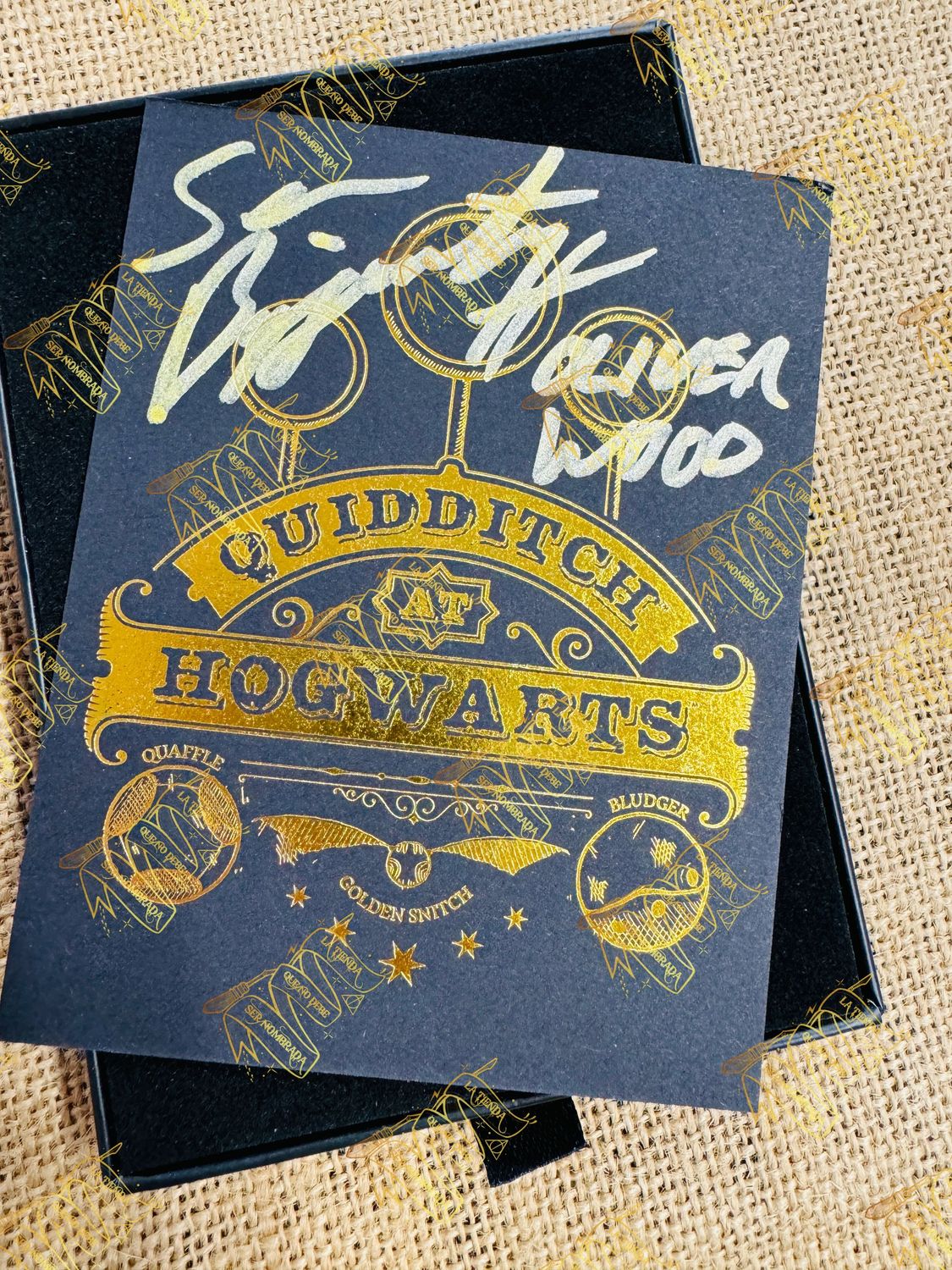 PIN EXCLUSIVO & NUMERO SNITCH FIRMADO POR OLIVER WOOD (SEAN BIGGERSTAFF)