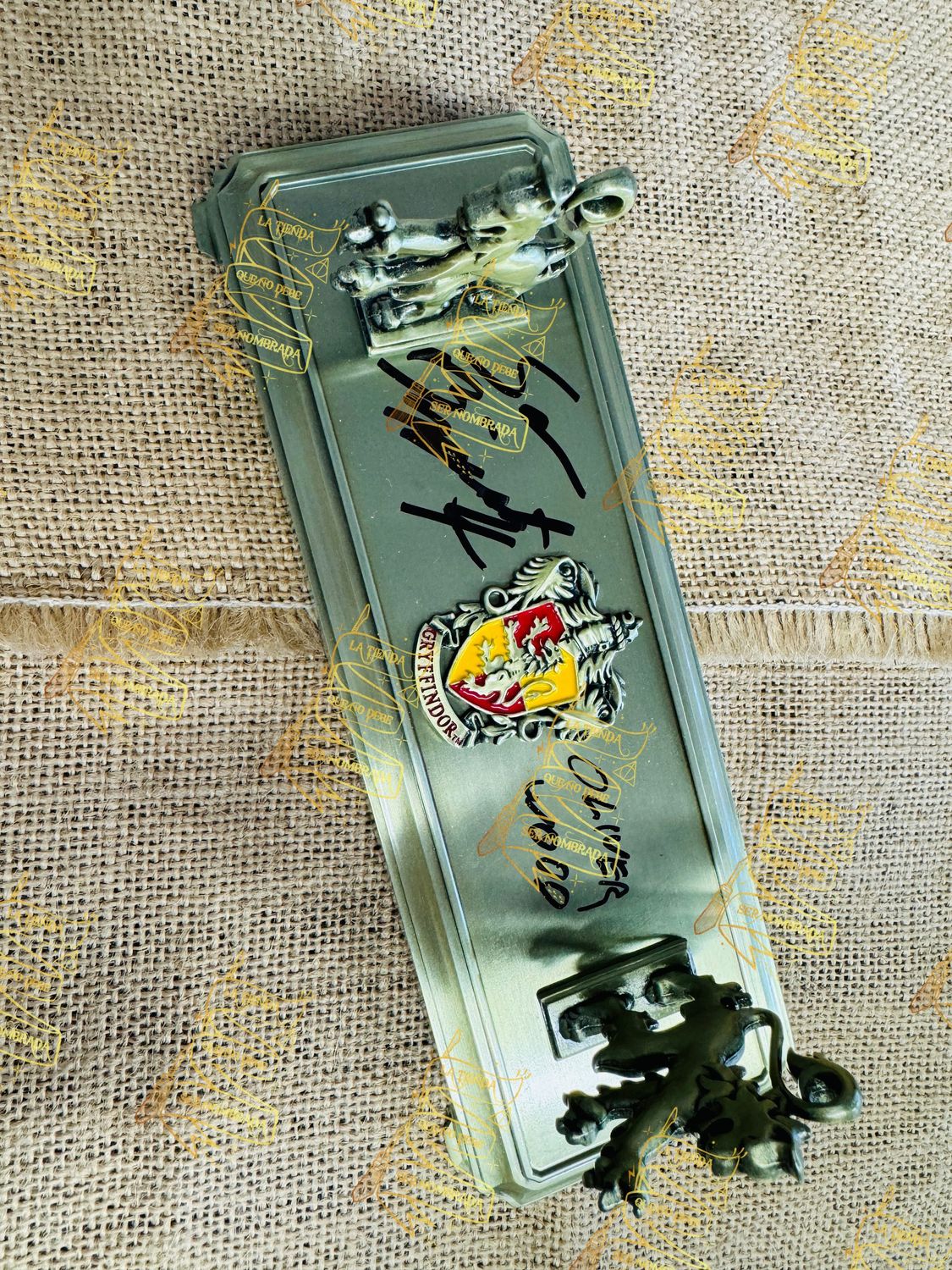 SOPORTE VARITA GRYFFINDOR FIRMADO POR OLIVER WOOD (SEAN BIGGERSTAFF)