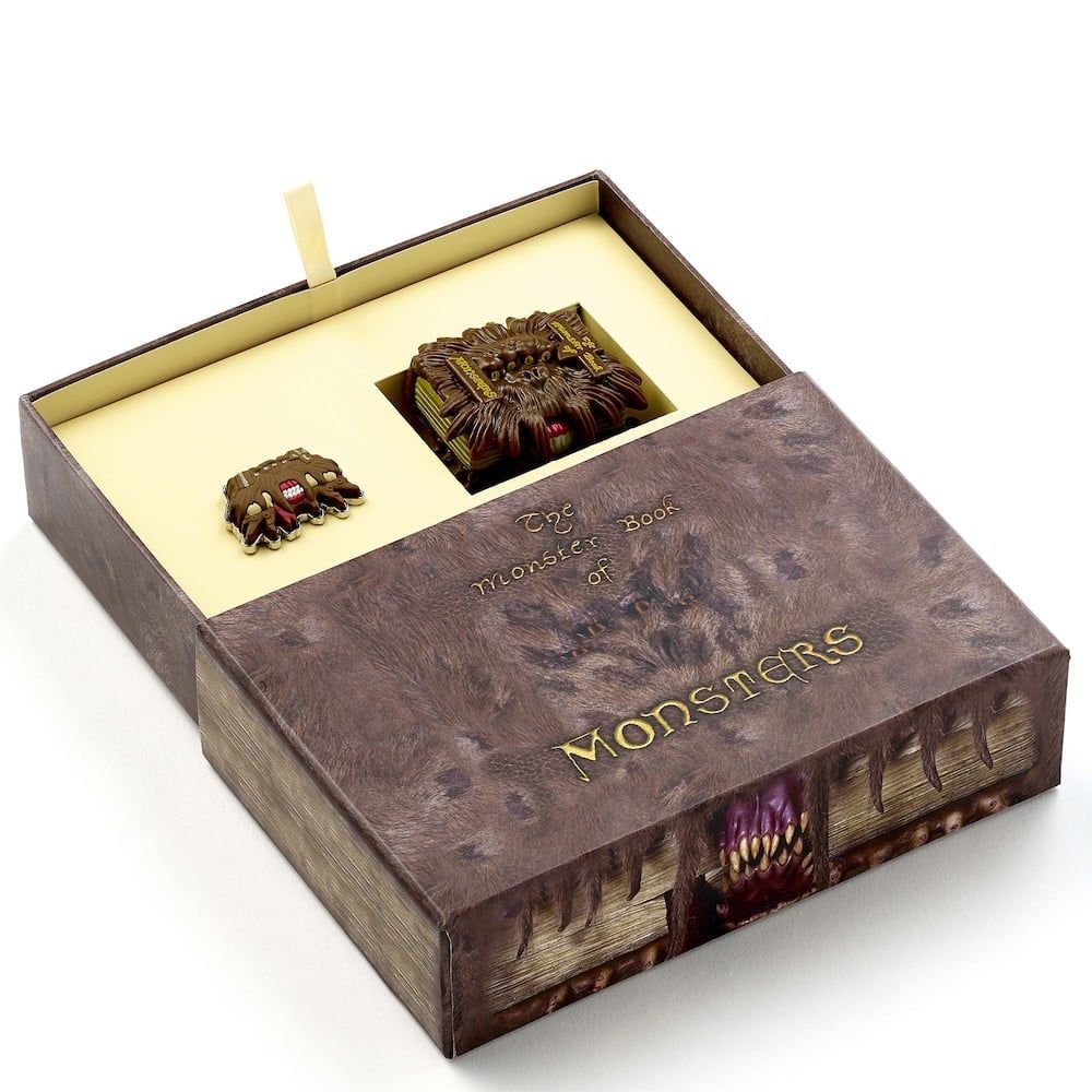 CAJA LIBRO MONSTRUOSO LLAVERO & PIN HARRY POTTER