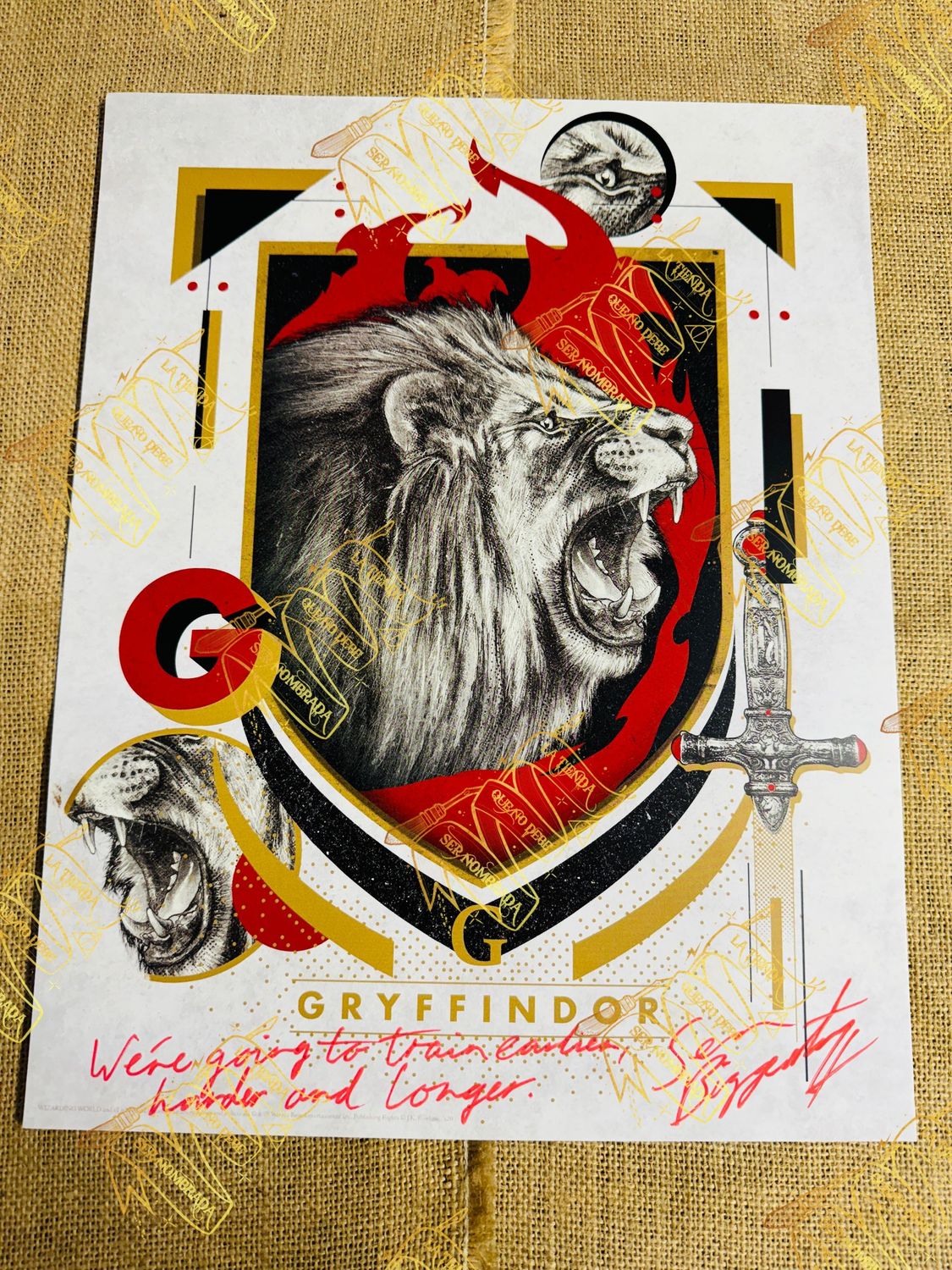 LITOGRAFIA GRYFFINDOR FIRMADA POR OLIVER WOOD (SEAN BIGGERSTAFF)