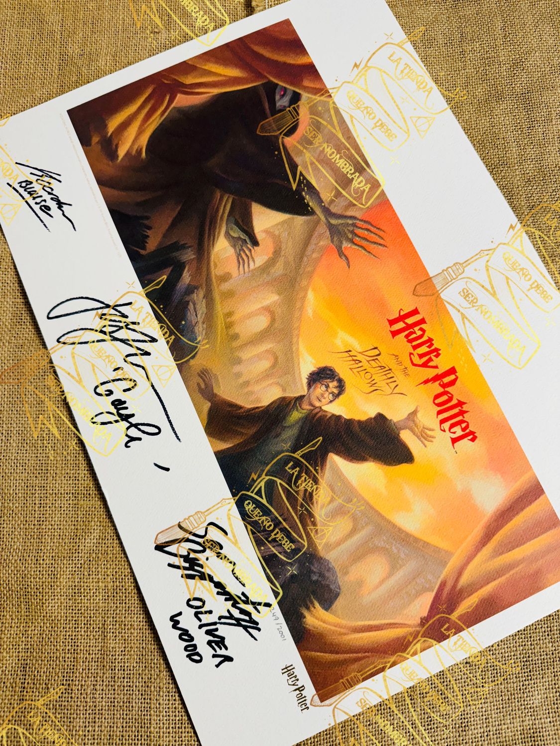 LITOGRAFIA HARRY POTTER Y LAS RELIQUIAS DE LA MUERTE FIRMADA POR GREGORY GOYLE (JOSH HERDMAN) Y BLAISE ZABINI (LOUIS CORDICE)