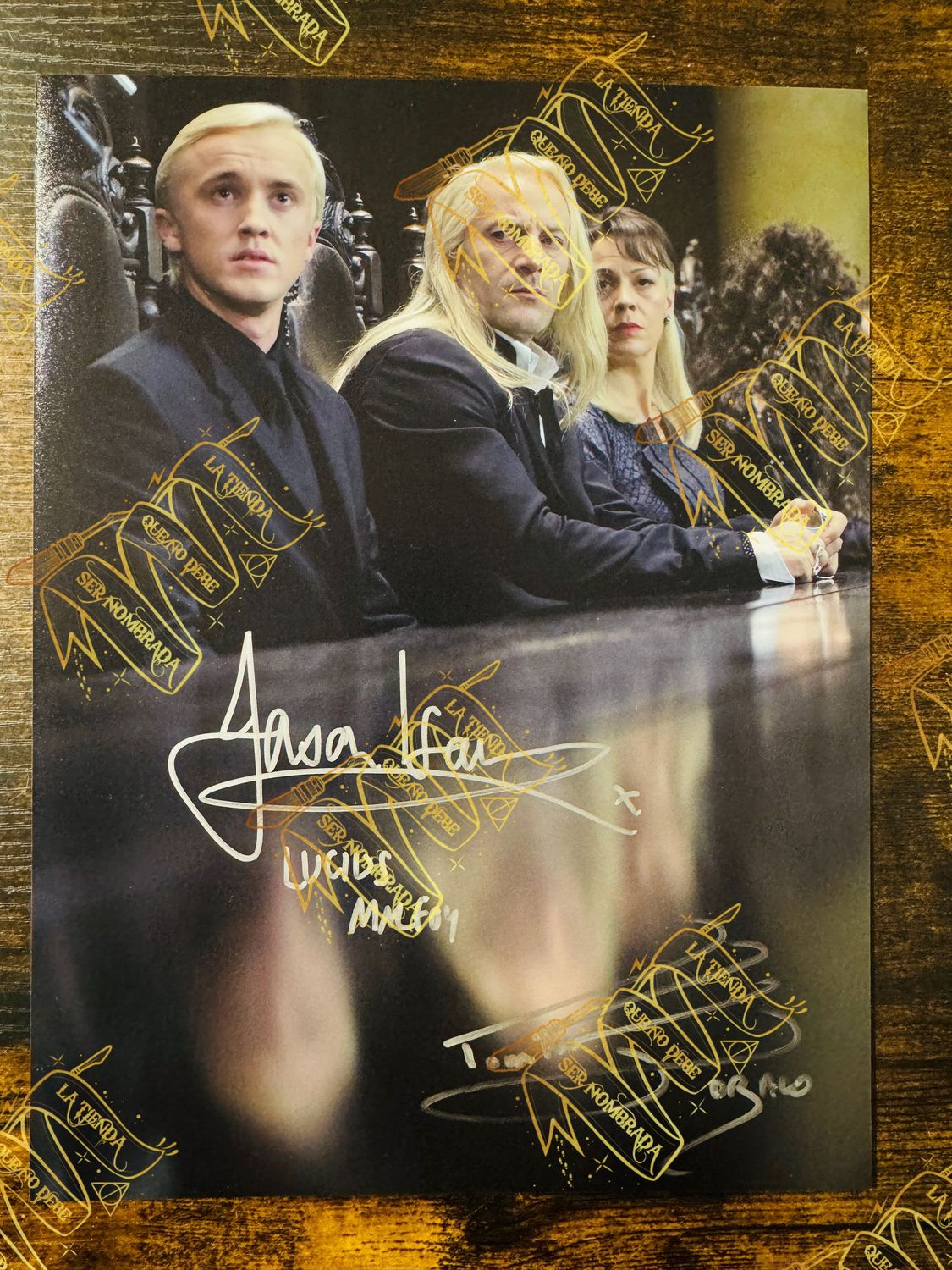FOTOGRAFIA FIRMADA POR DRACO MALFOY ( TOM FELTON ) & LUCIUS MALFOY ( JASON ISAACS )