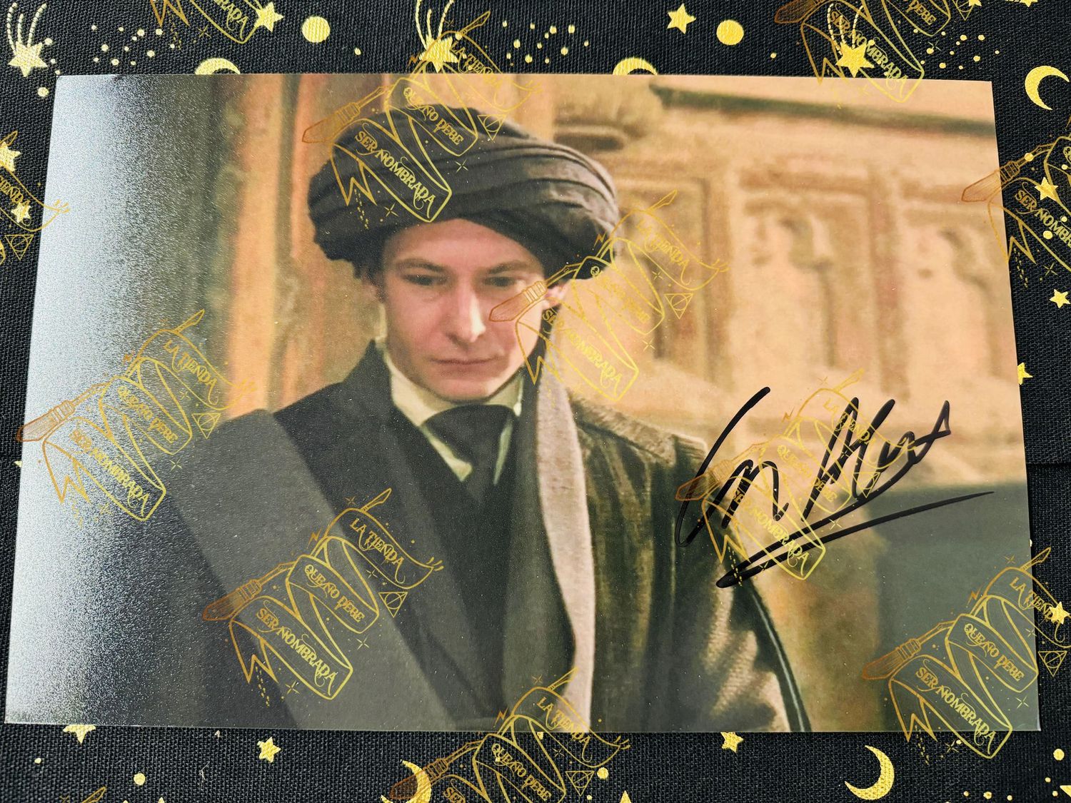 FOTOGRAFIA FIRMADA POR QUIRRELL (IAN HART)