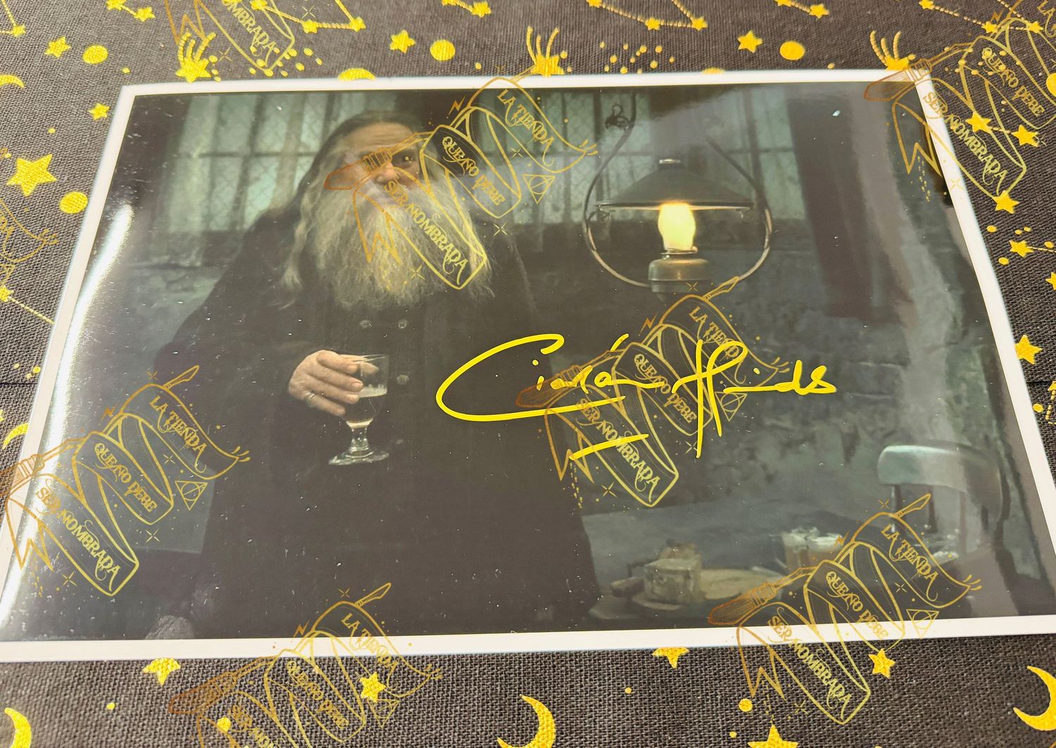 FOTOGRAFIA FIRMADA POR ABERFORTH DUMBLEDORE (CIARAN HINDS)