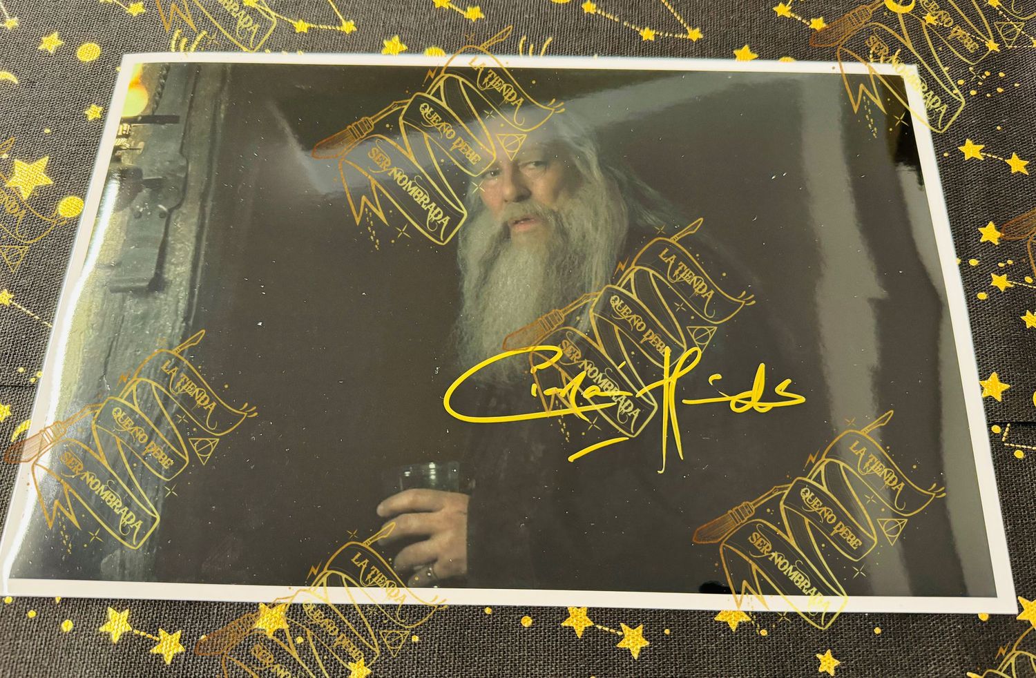 FOTOGRAFIA FIRMADA POR ABERFORTH DUMBLEDORE (CIARAN HINDS)