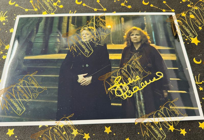 FOTOGRAFIA FIRMADA POR MOLLY WEASLEY (JULIE WALTERS)