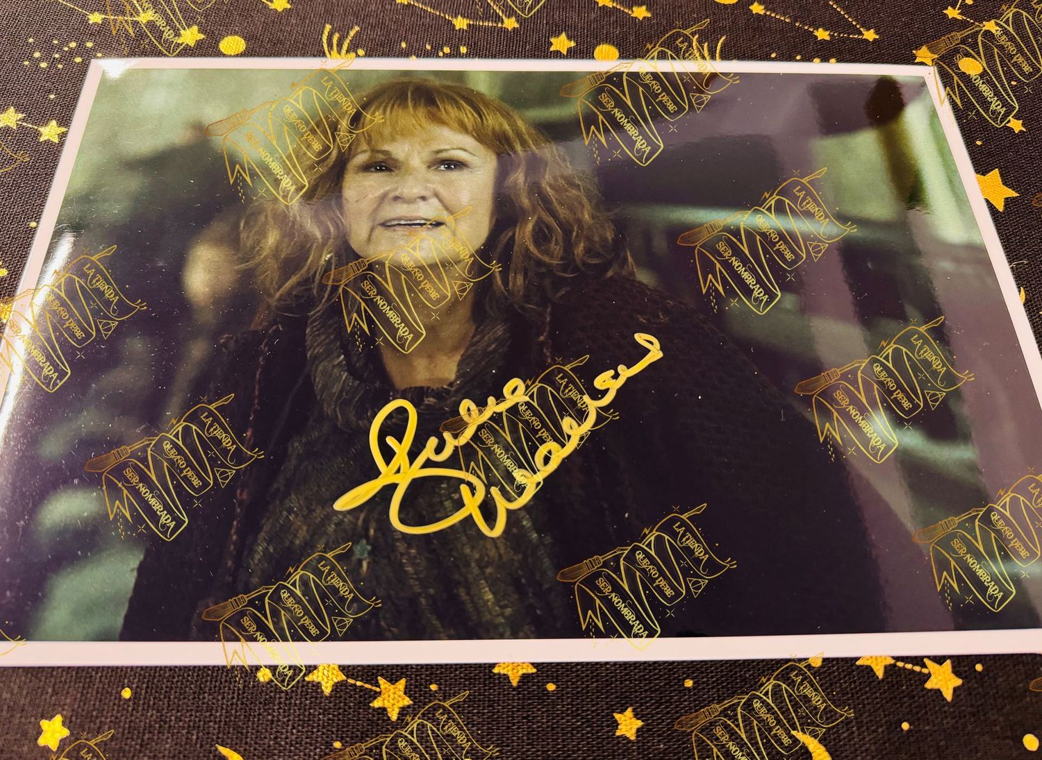 FOTOGRAFIA FIRMADA POR MOLLY WEASLEY (JULIE WALTERS)