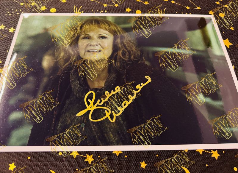 FOTOGRAFIA FIRMADA POR MOLLY WEASLEY (JULIE WALTERS)