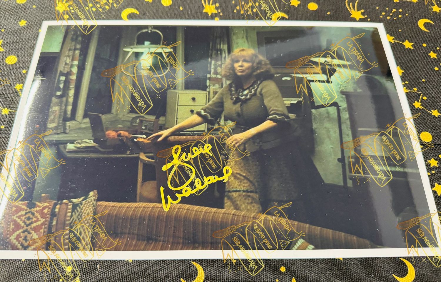 FOTOGRAFIA FIRMADA POR MOLLY WEASLEY (JULIE WALTERS)