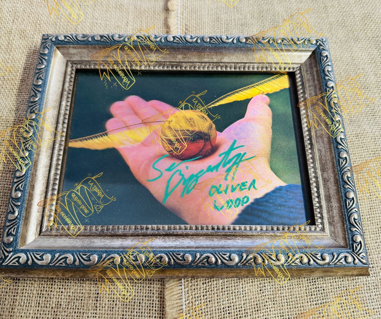 MARCO HOLOGRAFICO FIRMADO POR OLIVER WOOD (SEAN BIGGERSTAFF)