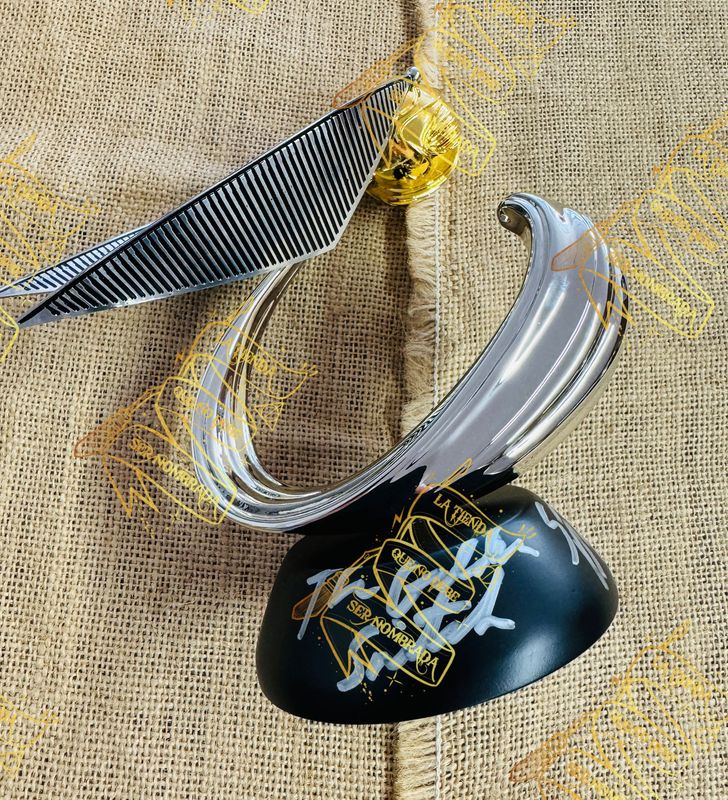 REPLICA ESCULTURA SNITCH DORADA FIRMADA POR OLIVER WOOD (SEAN BIGGERSTAFF)