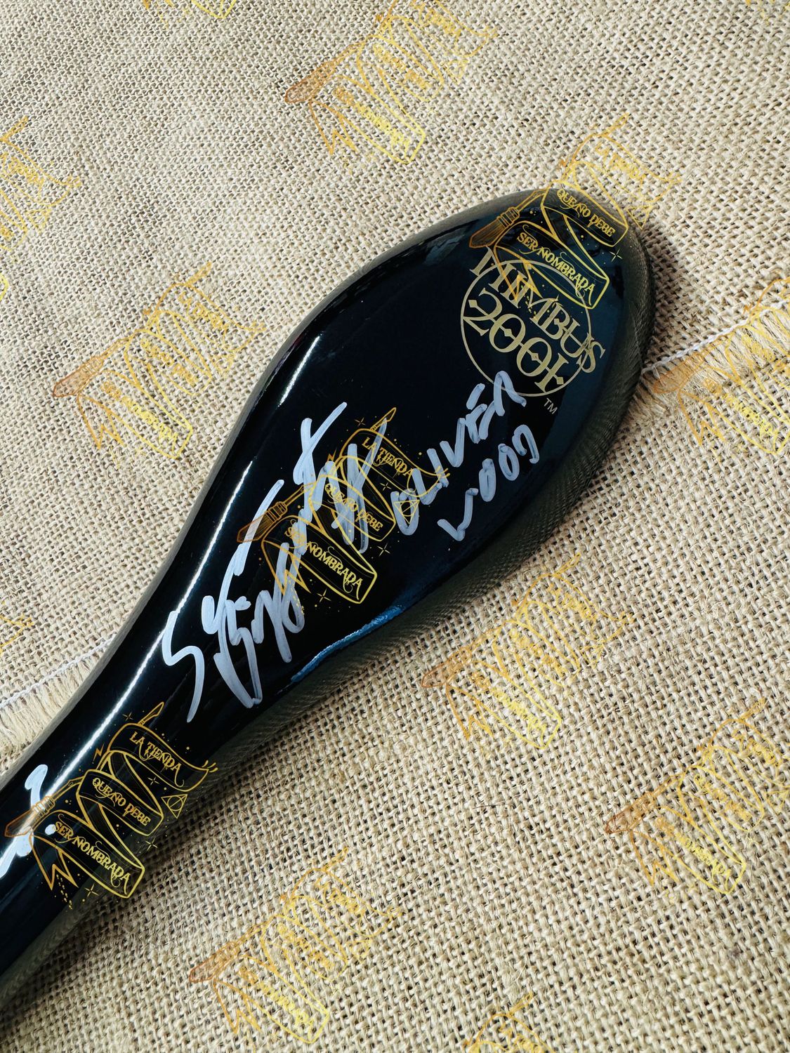 REPLICA ESCOBA NIMBUS 2001 FIRMADA POR OLIVER WOOD (SEAN BIGGERSTAFF)