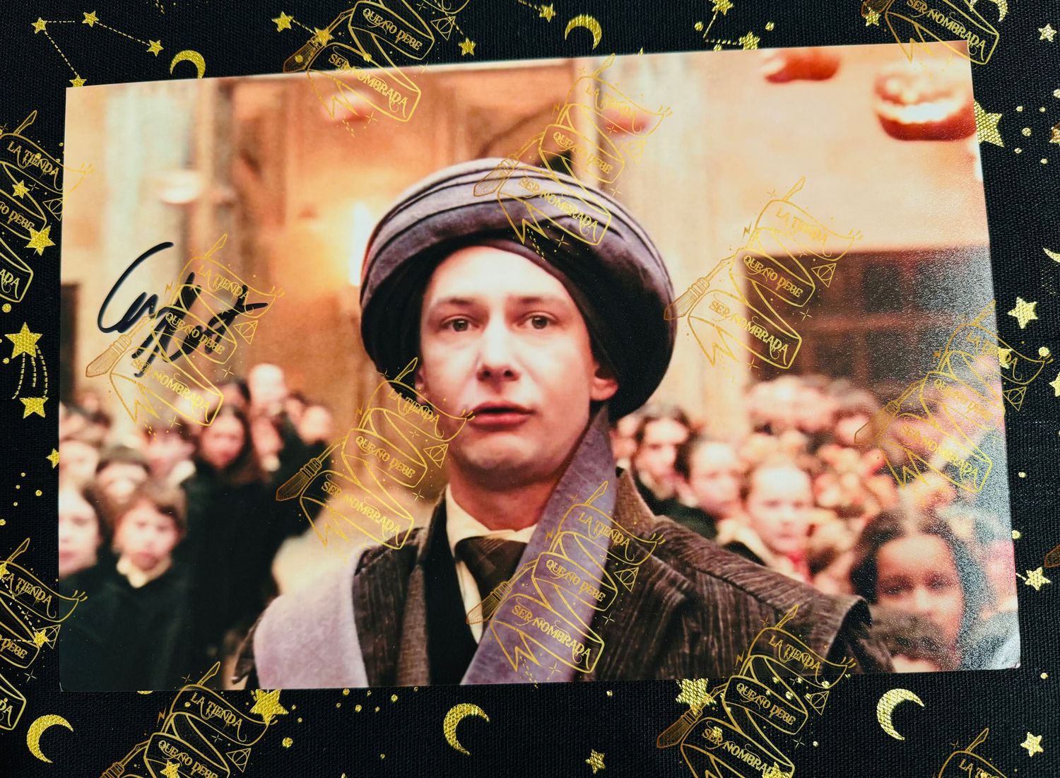 FOTOGRAFIA FIRMADA POR QUIRRELL (IAN HART)