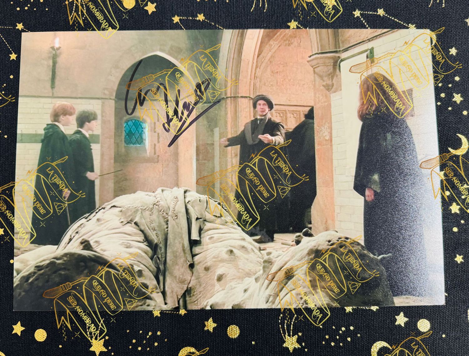 FOTOGRAFIA FIRMADA POR QUIRRELL (IAN HART)