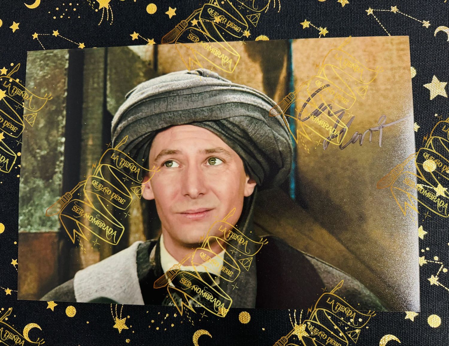 FOTOGRAFIA FIRMADA POR QUIRRELL (IAN HART)