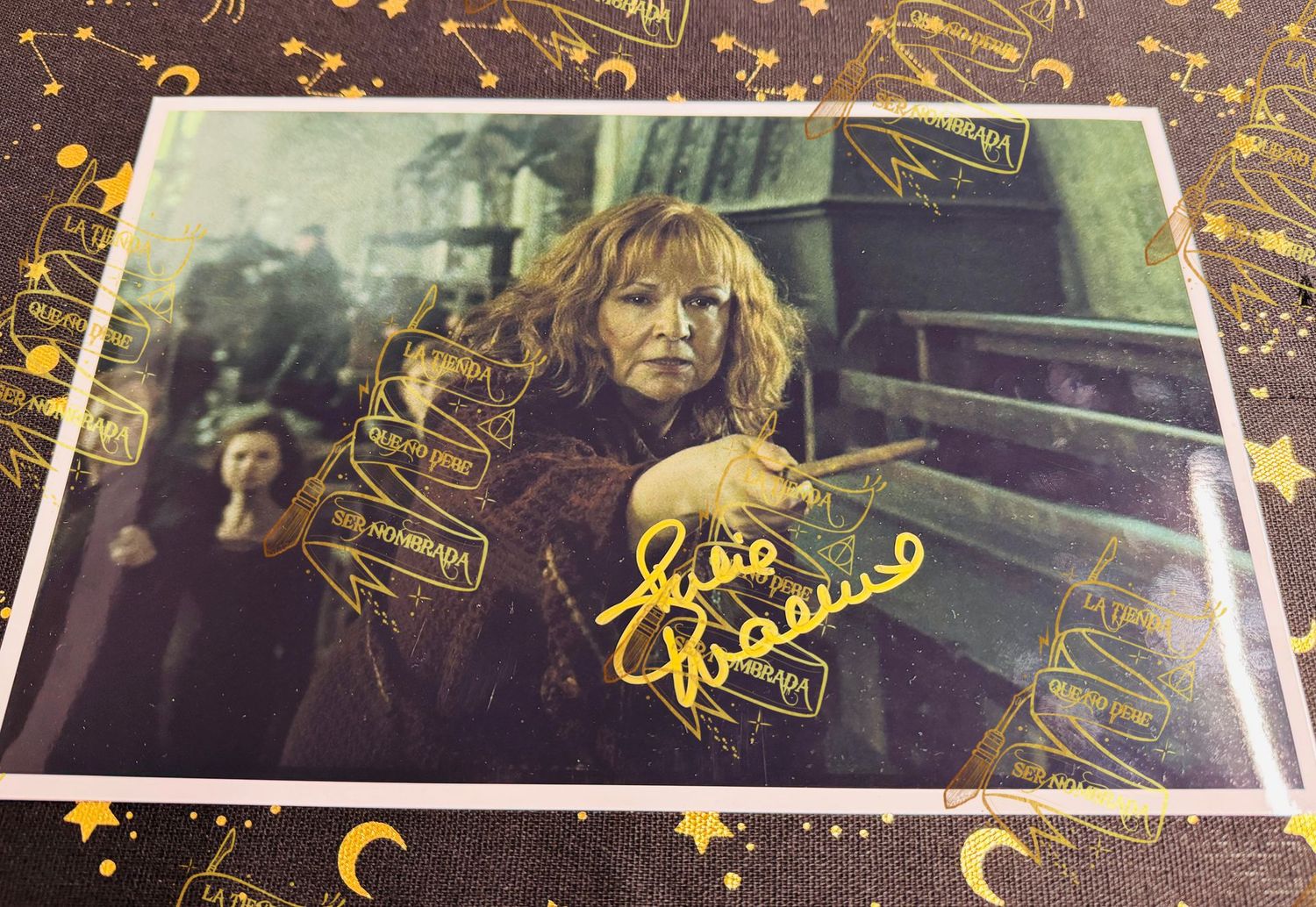 FOTOGRAFIA FIRMADA POR MOLLY WEASLEY (JULIE WALTERS)