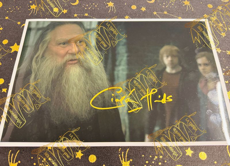 FOTOGRAFIA FIRMADA POR ABERFORTH DUMBLEDORE (CIARAN HINDS)
