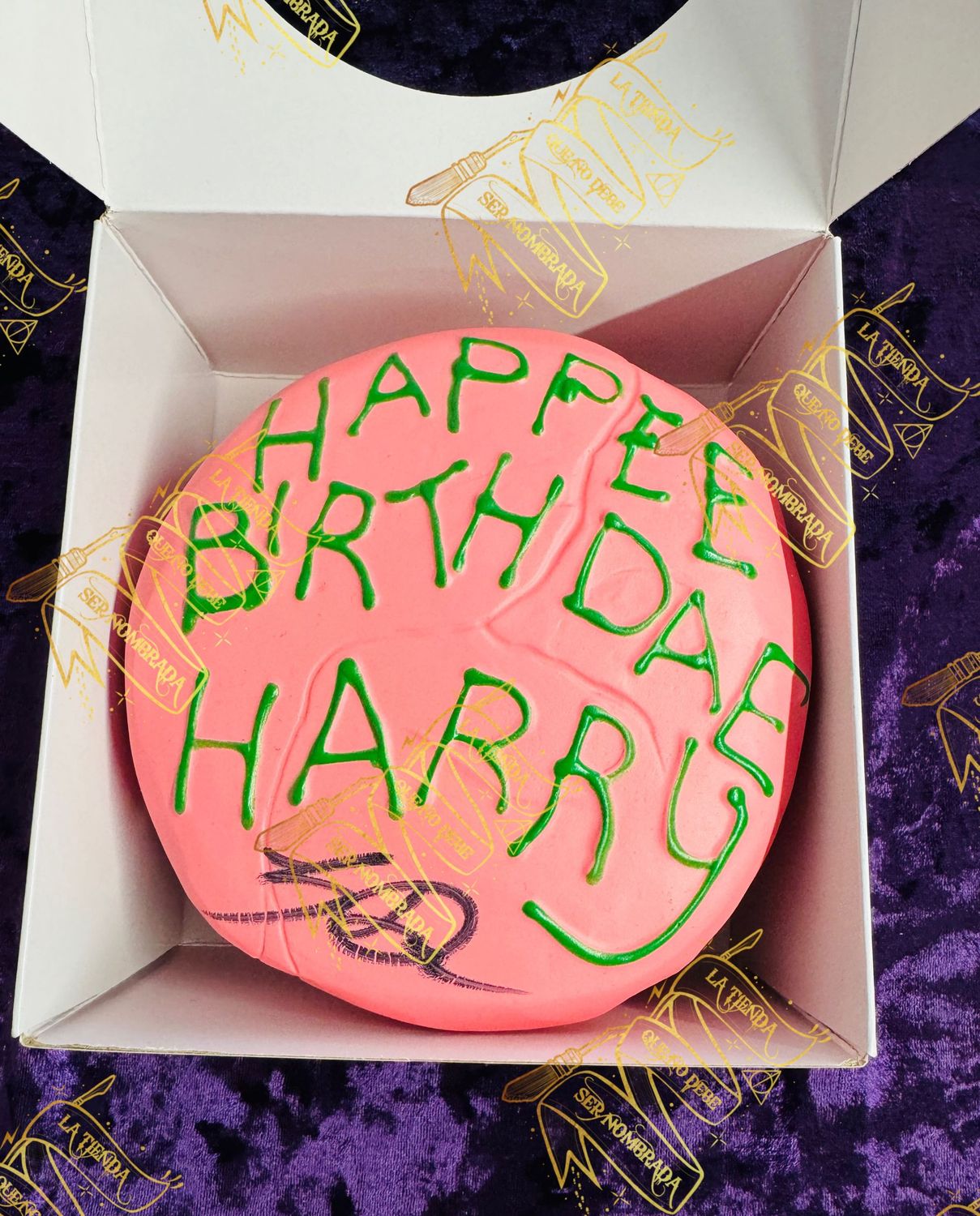 REPLICA TARTA HAPPEE BIRTHDAE FIRMADA POR EL DOBLE HAGRID (GREG DRAVEN)