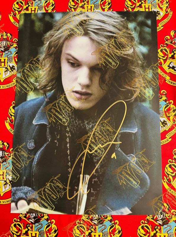 FOTOGRAFIA FIRMADA POR GRINDELWALD (JAMIE CAMPBELL)