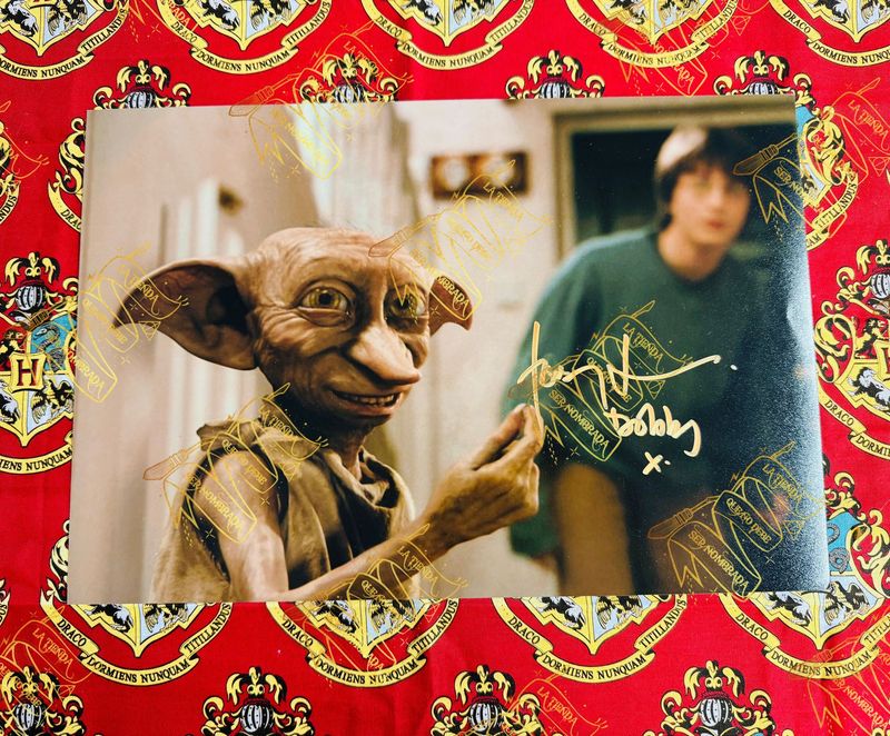 FOTOGRAFIA FIRMADA POR LA VOZ DE DOBBY (TOBY JONES)