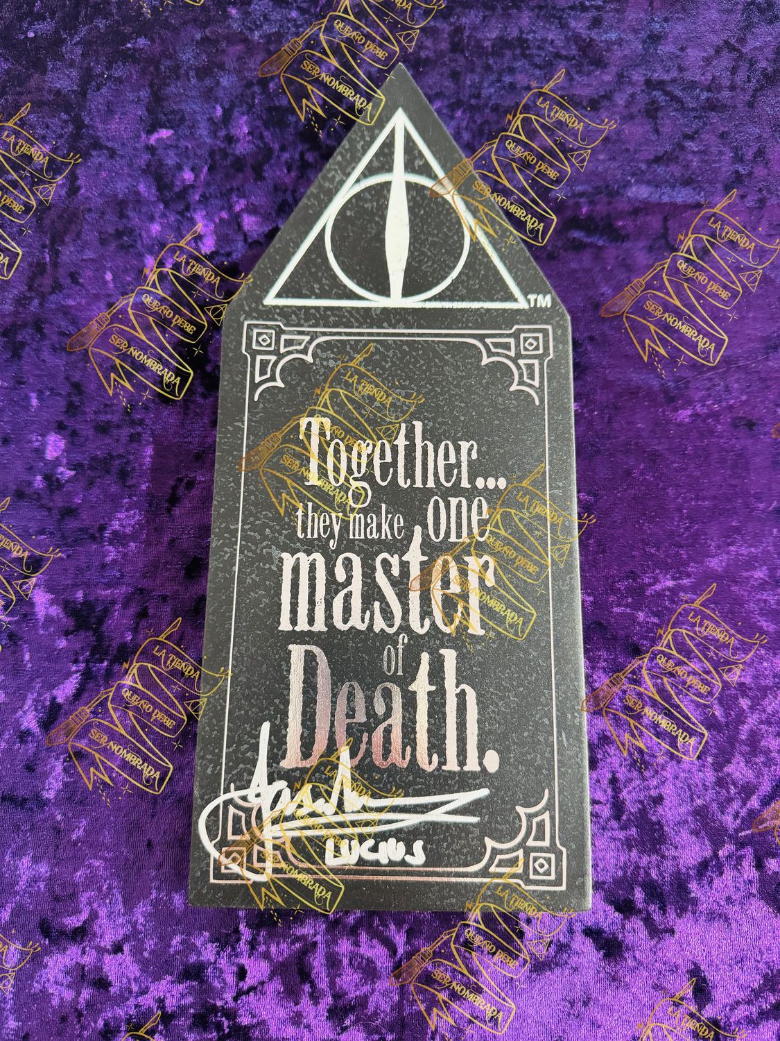 PLACA MADERA RELIQUIAS DE LA MUERTE FIRMADA POR LUCIUS MALFOY (JASON ISAACS)