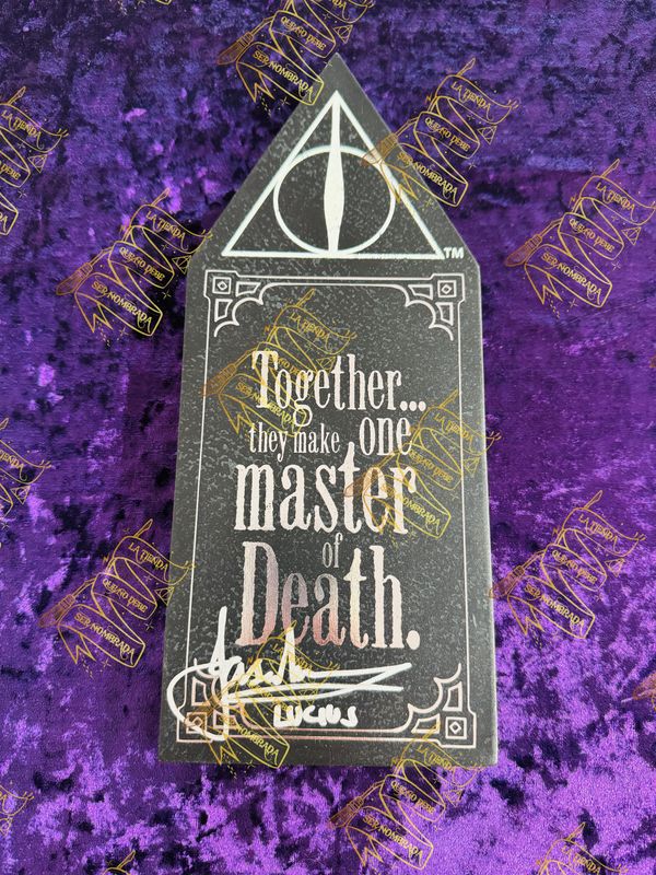PLACA MADERA RELIQUIAS DE LA MUERTE FIRMADA POR LUCIUS MALFOY (JASON ISAACS)