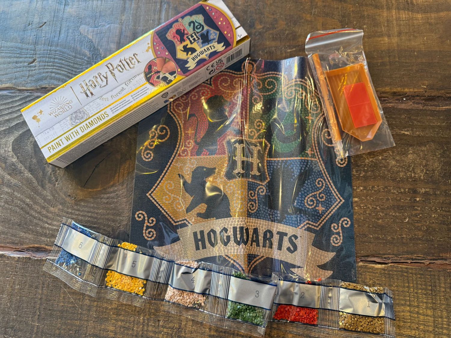KIT CANVAS CRYSTAL ART 25X25CM ESCUDO HOGWARTS HARRY POTTER