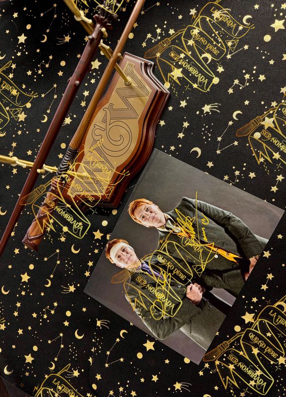 FOTOGRAFIA FIRMADA POR FRED & GEORGE WEASLEY (JAMES & OLIVER PHELPS) + EXPOSITOR WEASLEY CON LAS VARITAS DE FRED & GEORGE WEASLEY
