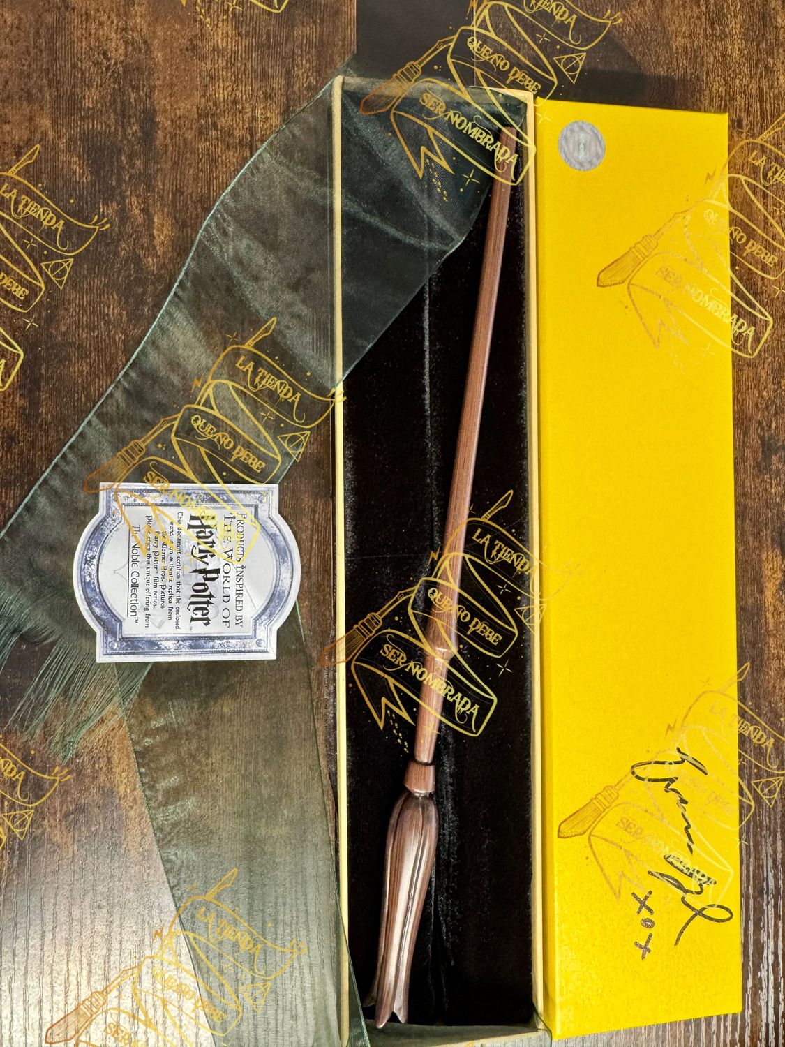 VARITA OLLIVANDERS FIRMADA POR LUNA LOVEGOOD (EVANNA LYNCH)