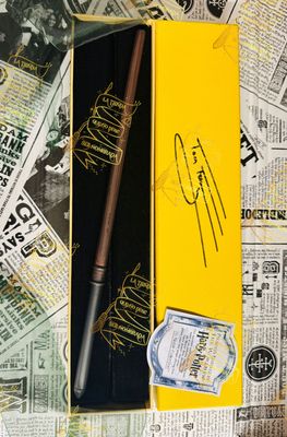 VARITA OLLIVANDERS FIRMADA POR DRACO MALFOY (TOM FELTON)