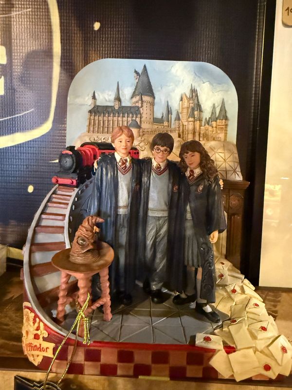 FIGURA HARRY HERMIONE RON & HOGWARTS DISEÑADO POR JIM SHORE ENESCO