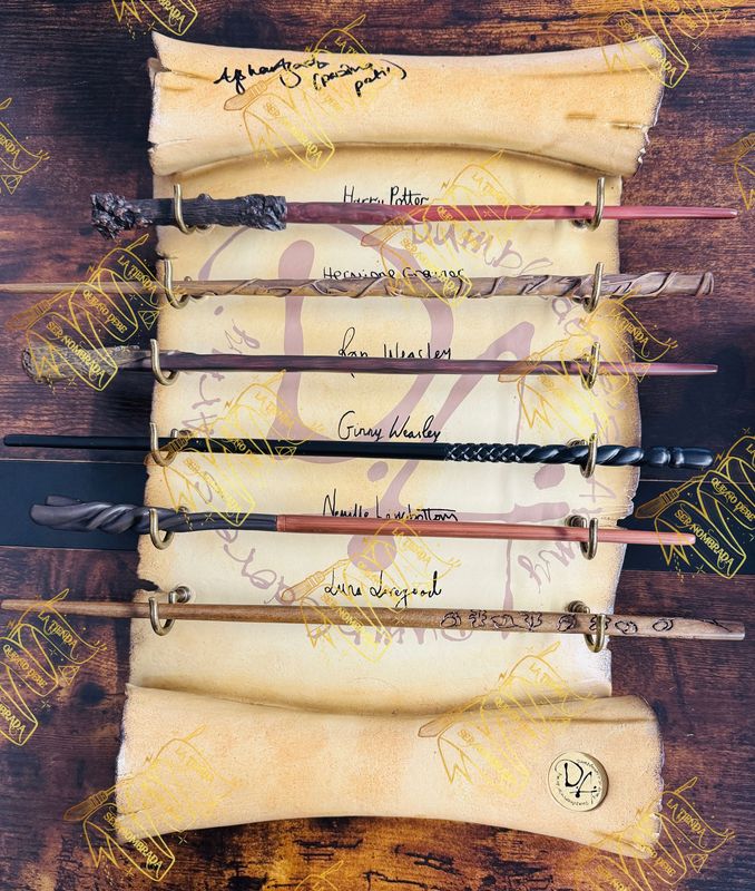 EXPOSITOR EJERCITO DE DUMBLEDORE FIRMADO POR PADMA PATIL (AFSHAN AZAD) + 6 VARITAS DE NOBLE COLLECTION