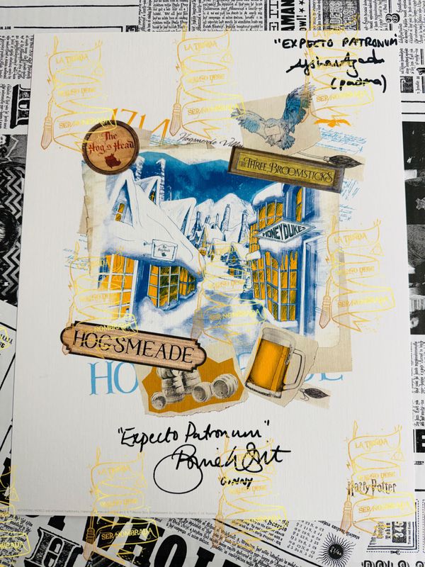 LITOGRAFIA HOGSMEADE FIRMADA POR GINNY WEASLEY (BONNIE WRIGHT) & POR PADMA PATIL (AFSHAN AZAD) LITOGRAFIA HOGSMEADE FIRMADA POR GINNY WEASLEY (BONNIE WRIGHT) & POR PADMA PATIL (AFSHAN AZAD)