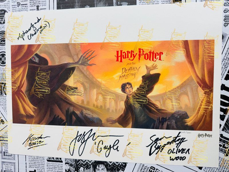 LITOGRAFIA HARRY POTTER Y LAS RELIQUIAS DE LA MUERTE FIRMADA POR GREGORY GOYLE (JOSH HERDMAN), BLAISE ZABINI (LOUIS CORDICE), OLIVER WOOD (SEAN BIGGERSTAFF) & PADMA PATIL (AFSHAN AZAD) LITOGRAFIA HARRY POTTER Y LAS RELIQUIAS DE LA MUERTE FIRMADA POR GREGORY GOYLE (JOSH HERDMAN), BLAISE ZABINI (LOUIS CORDICE), OLIVER WOOD (SEAN BIGGERSTAFF) & PADMA PATIL (AFSHAN AZAD)