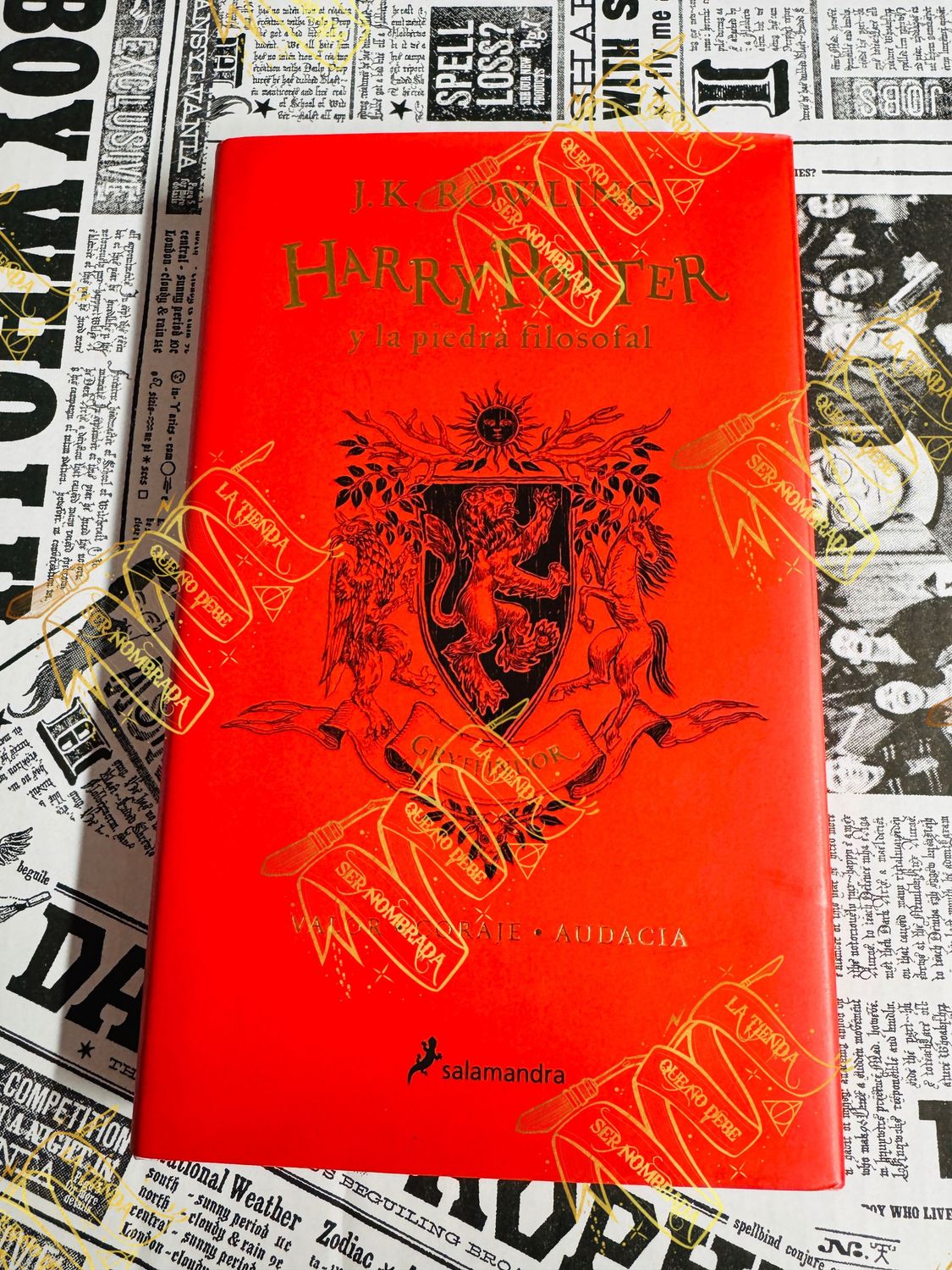 LIBRO EDICION GRYFFINDOR LIBRO EDICION GRYFFINDOR "HARRY POTTER & LA PIEDRA FILOSOFAL FIRMADO POR OLIVER WOOD (SEAN BIGGERSTAFF) & POR PADMA PATIL (AFSHAN AZAD)