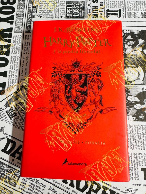LIBRO EDICION GRYFFINDOR LIBRO EDICION GRYFFINDOR "HARRY POTTER & LA PIEDRA FILOSOFAL FIRMADO POR OLIVER WOOD (SEAN BIGGERSTAFF) & POR PADMA PATIL (AFSHAN AZAD)