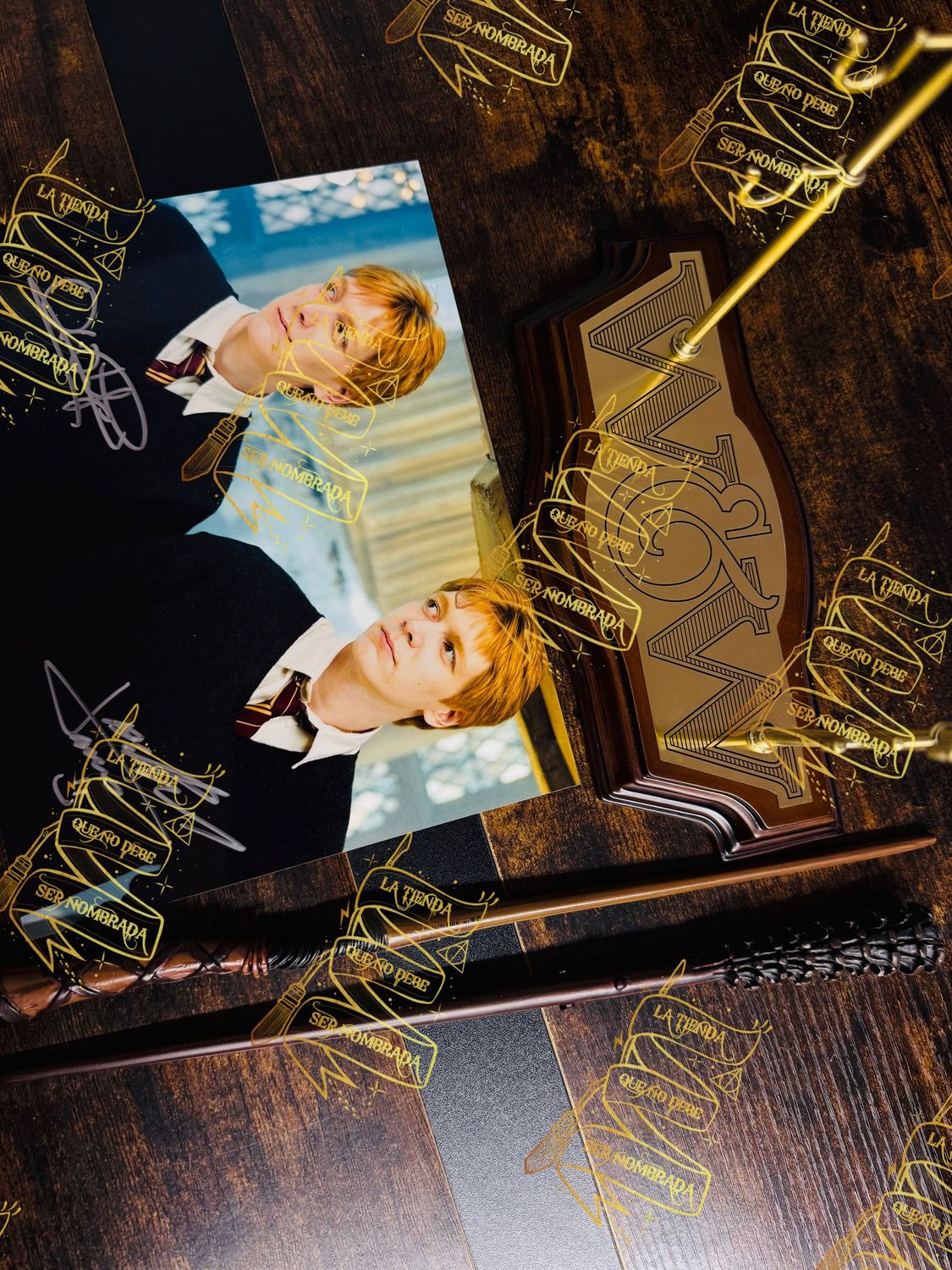FOTOGRAFIA FIRMADA POR FRED & GEORGE WEASLEY (JAMES & OLIVER PHELPS) + EXPOSITOR WEASLEY CON LAS VARITAS DE FRED & GEORGE WEASLEY