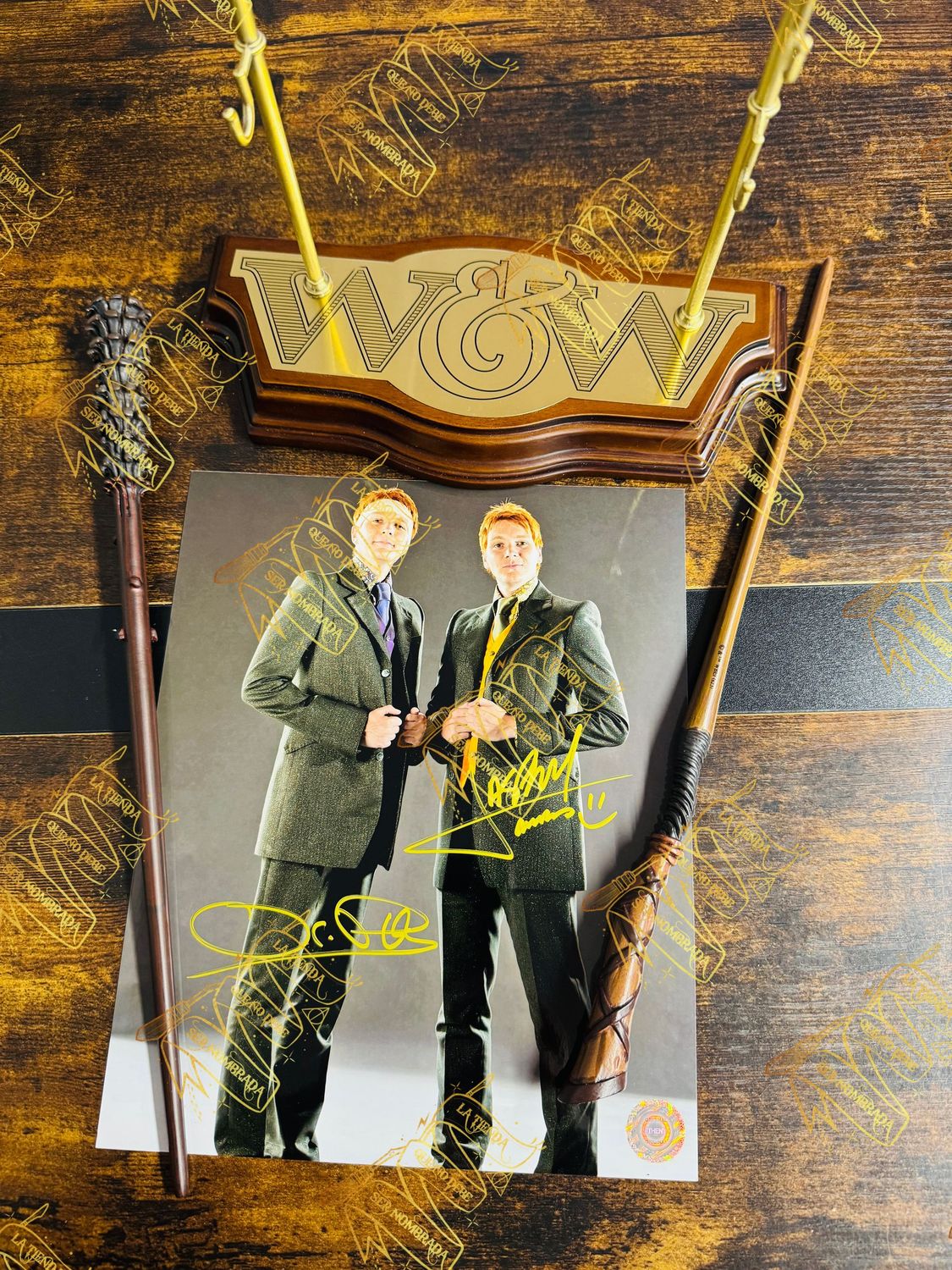 FOTOGRAFIA FIRMADA POR FRED & GEORGE WEASLEY (JAMES & OLIVER PHELPS) + EXPOSITOR WEASLEY CON LAS VARITAS DE FRED & GEORGE WEASLEY