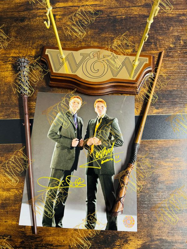 FOTOGRAFIA FIRMADA POR FRED & GEORGE WEASLEY (JAMES & OLIVER PHELPS) + EXPOSITOR WEASLEY CON LAS VARITAS DE FRED & GEORGE WEASLEY