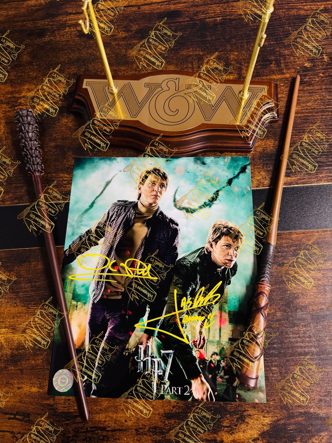 FOTOGRAFIA FIRMADA POR FRED & GEORGE WEASLEY (JAMES & OLIVER PHELPS) + EXPOSITOR WEASLEY CON LAS VARITAS DE FRED & GEORGE WEASLEY