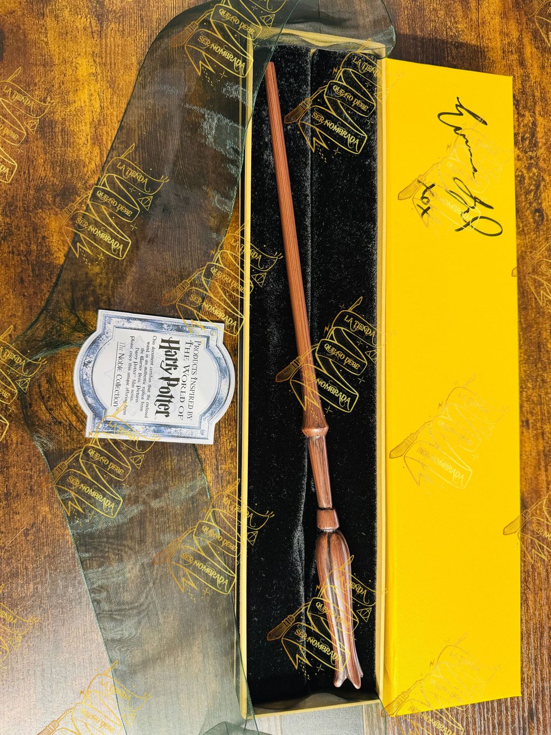 VARITA OLLIVANDERS FIRMADA POR LUNA LOVEGOOD (EVANNA LYNCH)